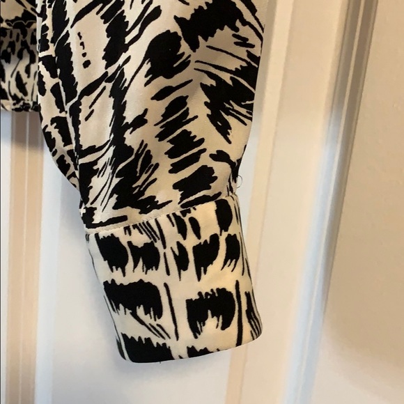 Silk Elie Tahari v neck blouse. Animal print - Picture 4 of 11
